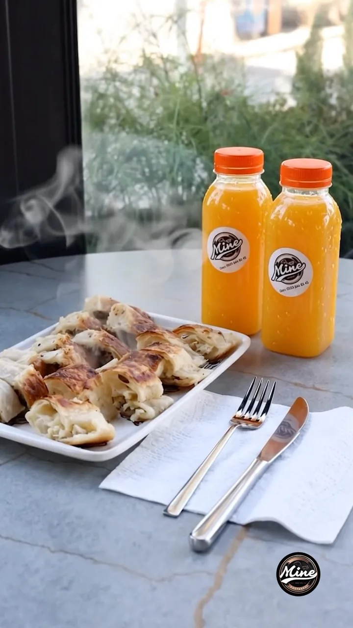 Börek tabağı ve taze sıkılmış portakal suyu