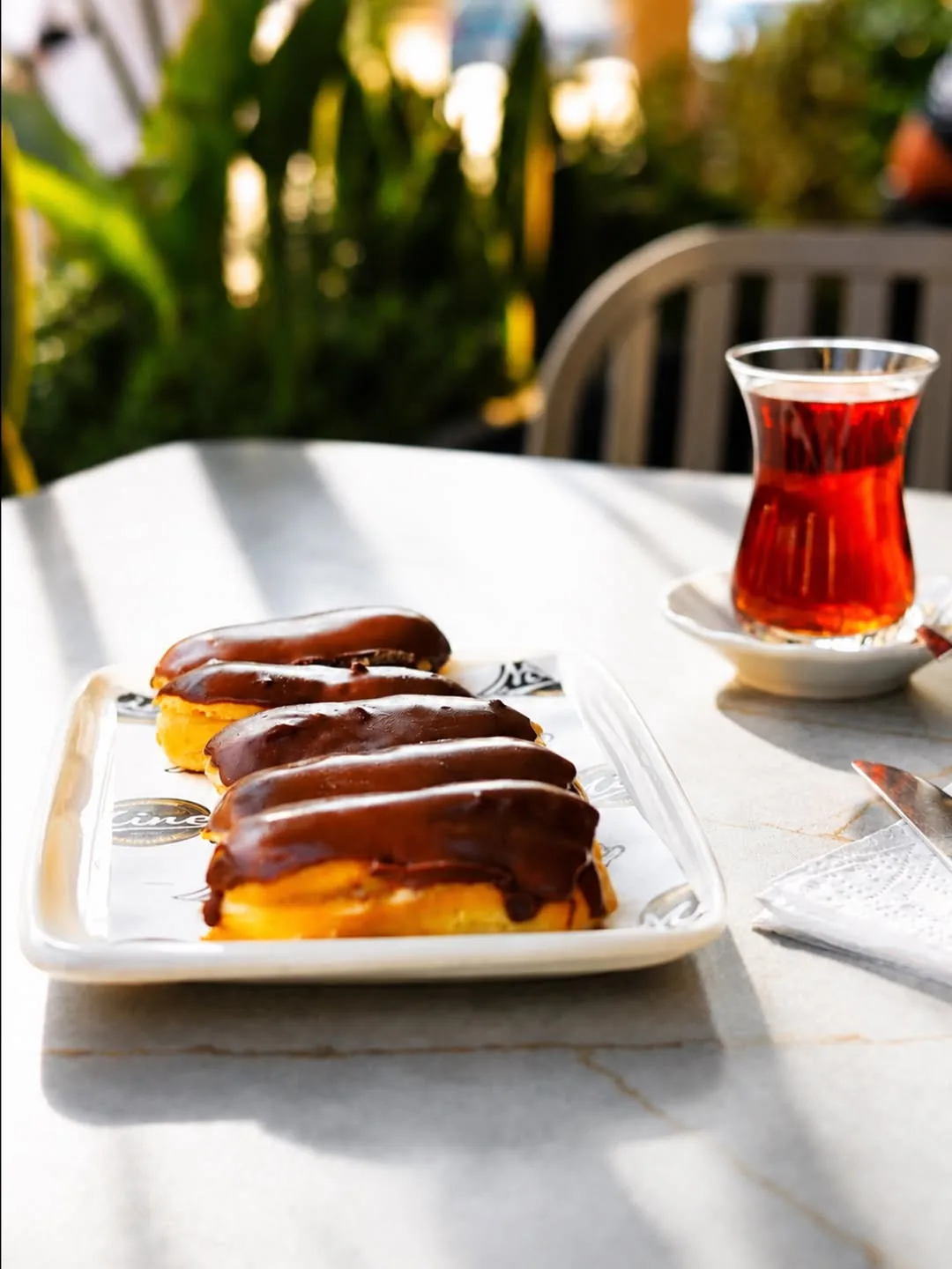 Çikolatalı ekler ve çay