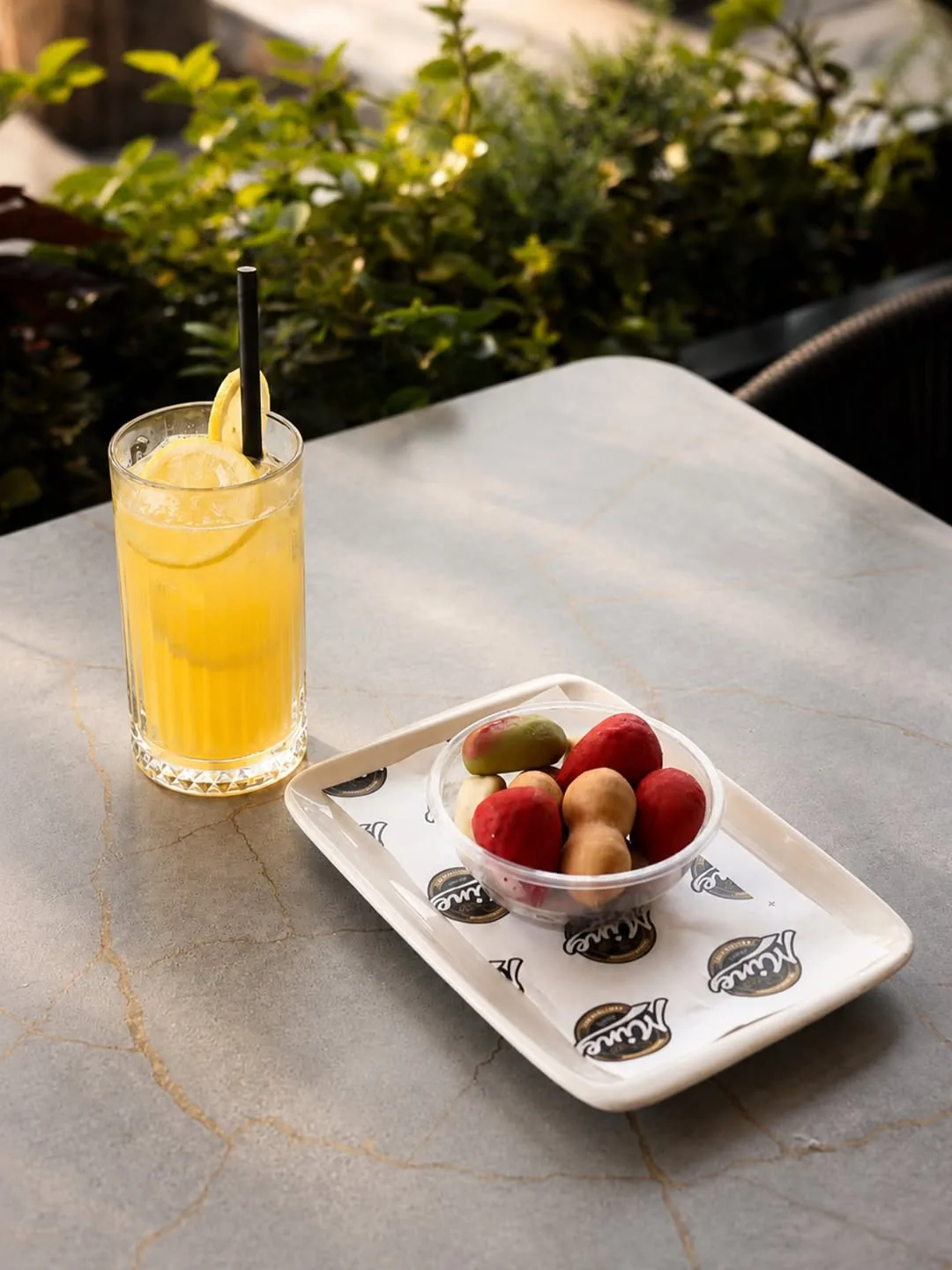 Terasta limonata ve tatlı tabağı