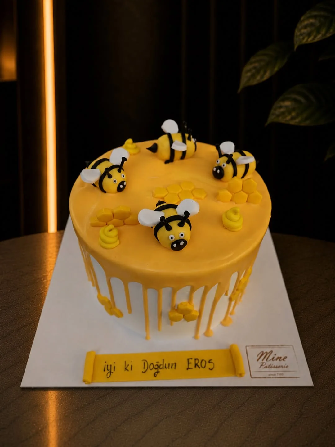 Arı figürlü sarı damlalı pasta