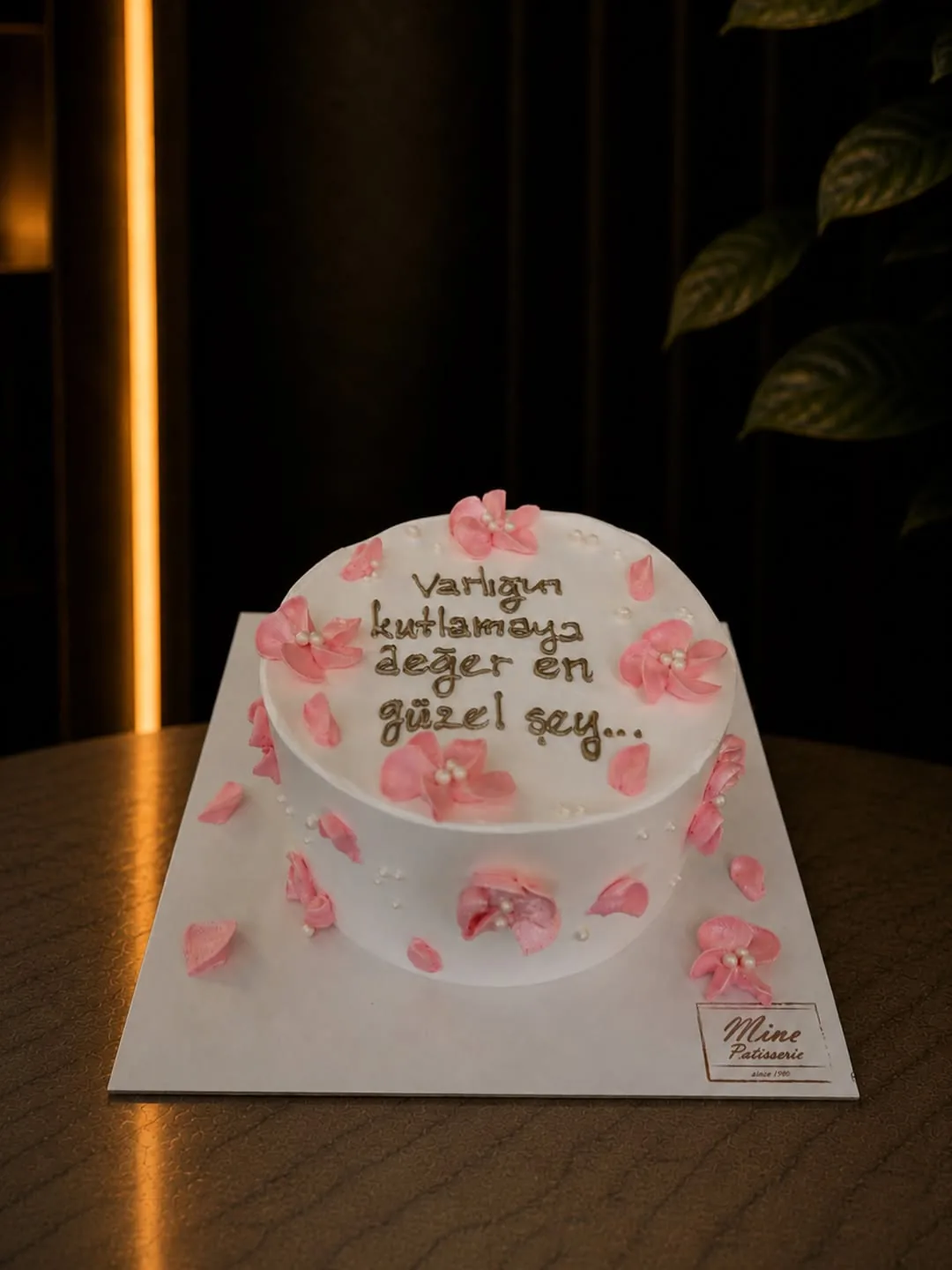 Pembe çiçek süslemeli kişiye özel pasta