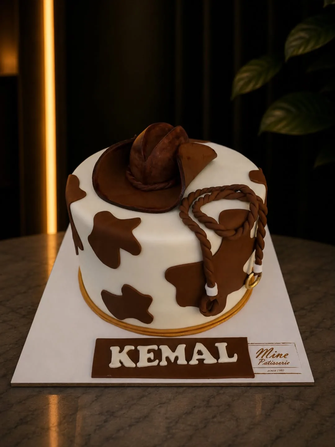 İnek desenli kişiye özel doğum günü pastası