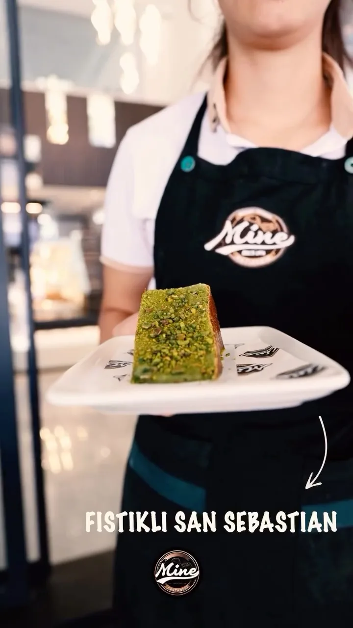 Fıstıklı San Sebastian dilimi servis edilirken