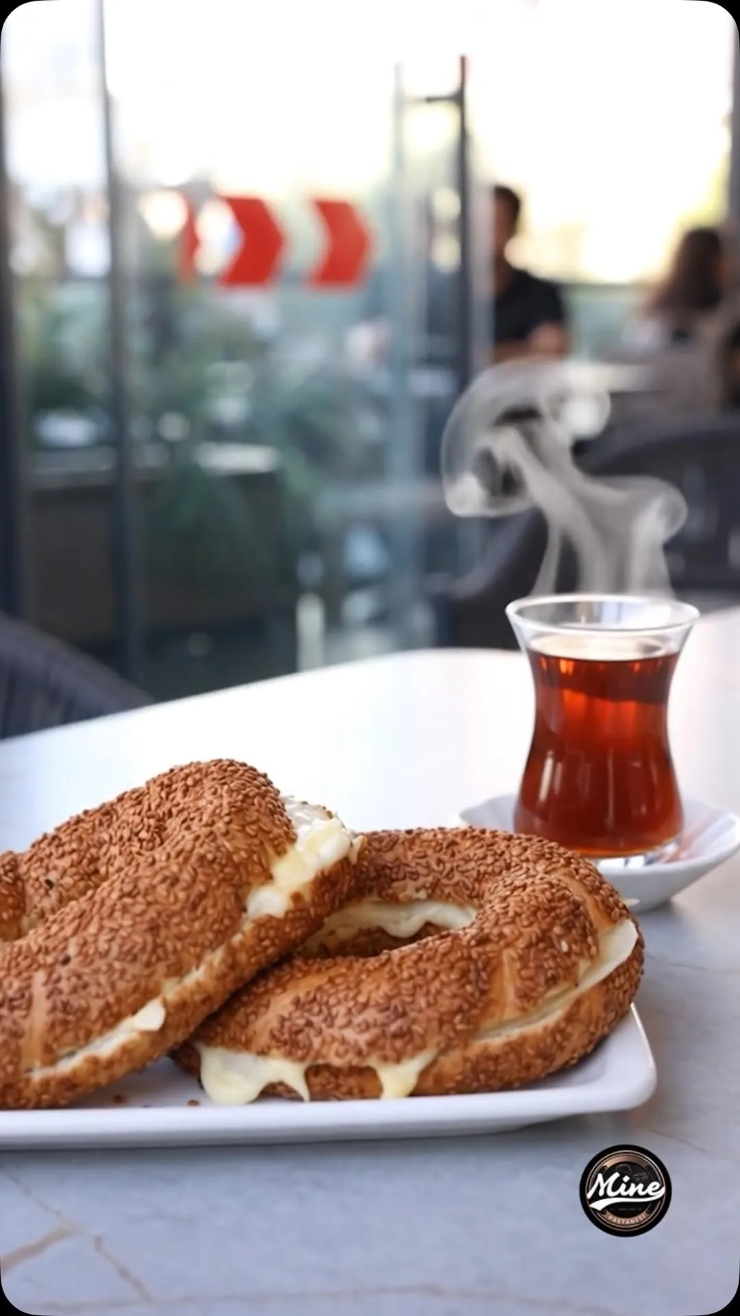 Susamlı simit ve demli çay