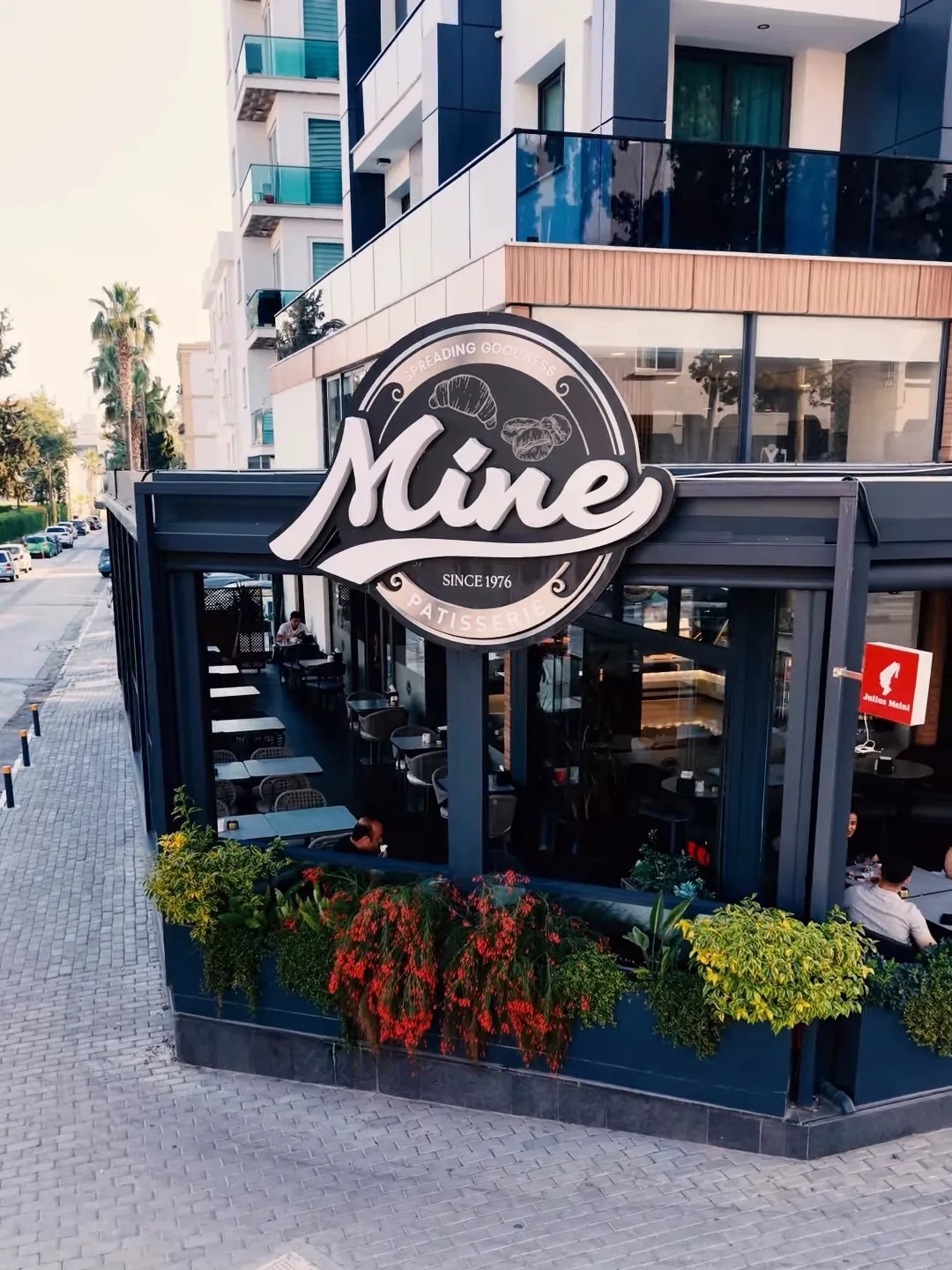 Mine Pastanesi’nin Girne’deki dükkânı ve tabelası